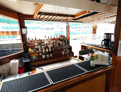 Yacht 380 bar